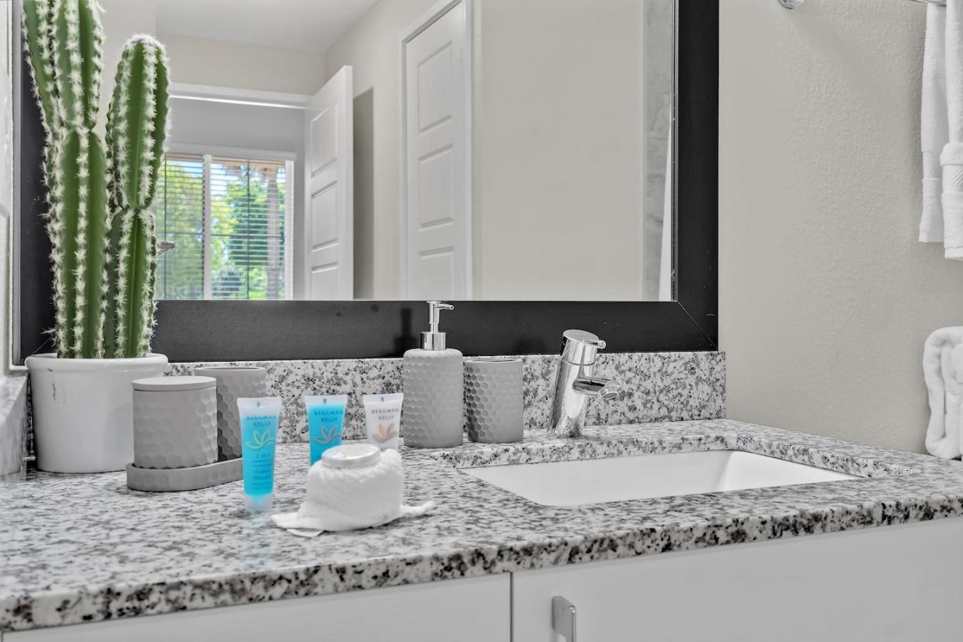 Cozy Retreat 2 Bedroom Hideaway Moments From The Sand Boynton Beach Luaran gambar